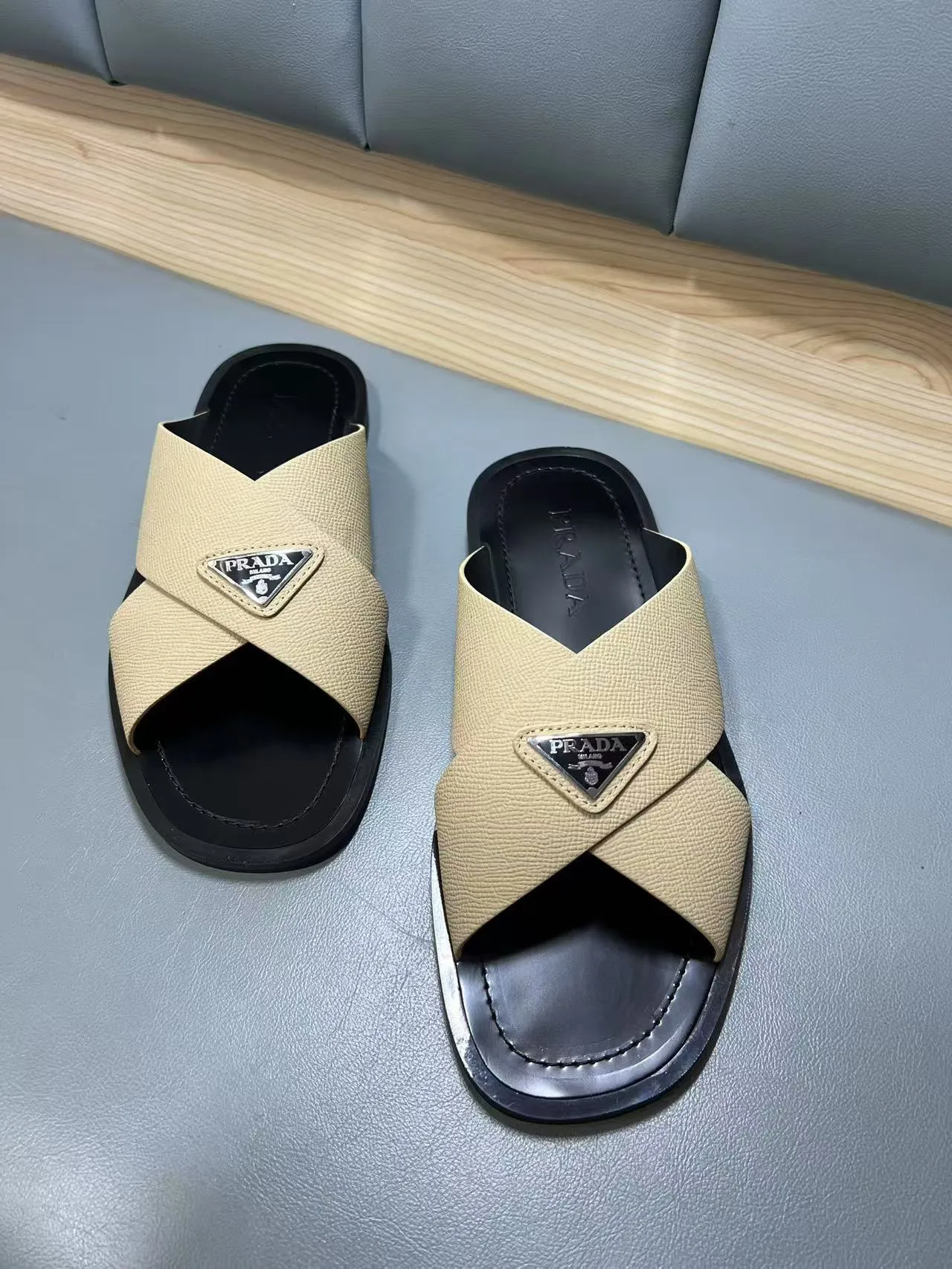 340💰PRADA Prada’s latest slippers are synchronized with the official website. This slipper is made of the brand’s unique and iconic Saffiano leather. The brand logo jumps out from the double straps, and the brand style is clearly visible. Cowhide gives men elegant charm and functional design, making it an ideal choice for vacation and leisure. Size:38-45